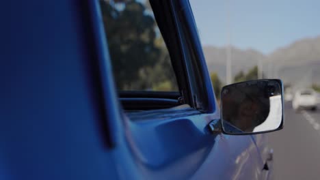 joven en un viaje por carretera en camioneta pick-up