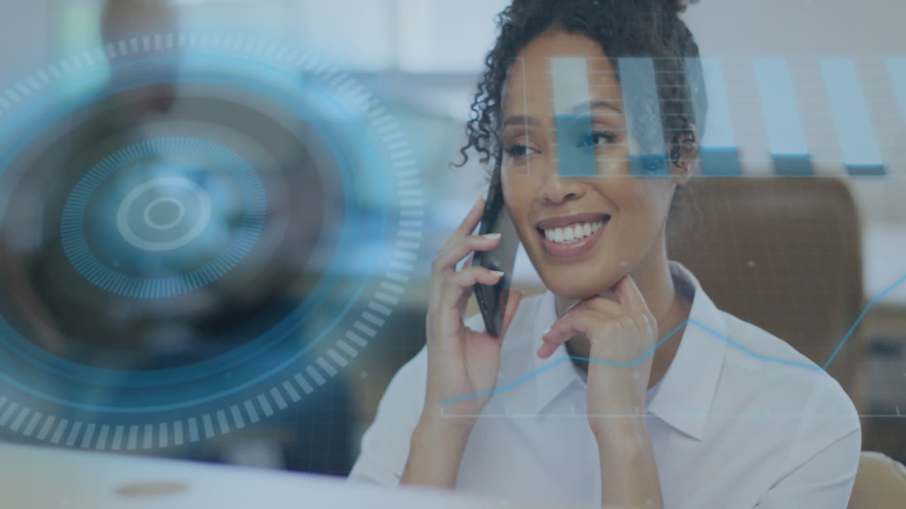 Animazione di scanner ed elaborazione dati su una donna afroamericana che parla al telefono in ufficio.