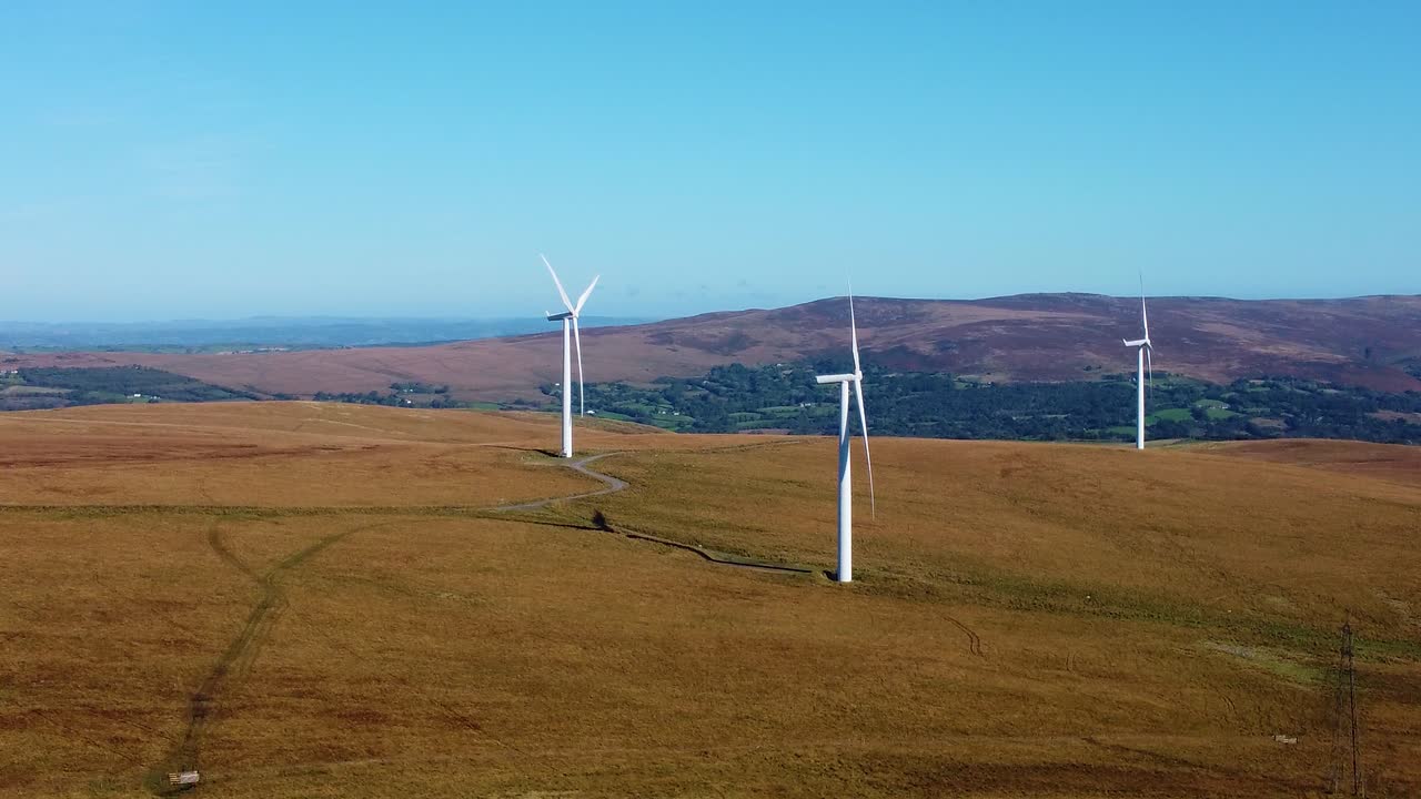 언덕 위의 풍력 터빈