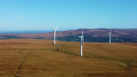 turbinas de viento en la cima de una colina