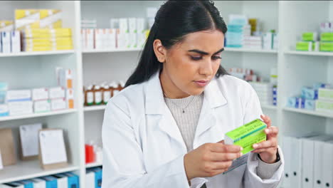 farmacéutico centrado en escribir la receta del cliente
