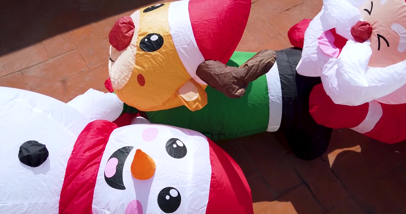 メキシコシティのクリスマスのお祝いのために設置された、装飾的なエアブローの雪だるま、トナカイのルドルフ、サンタクロースのパノラマショット。