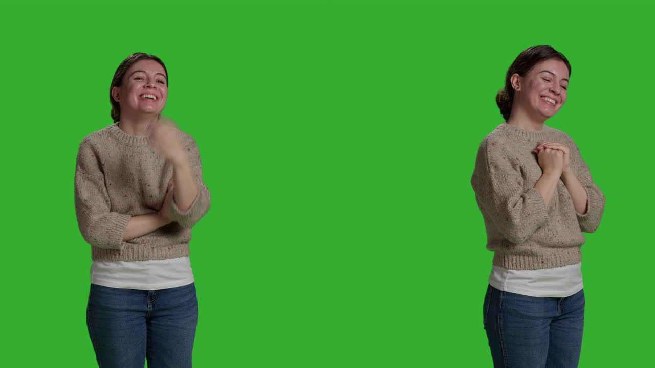 Mulher de suéter em tela verde
