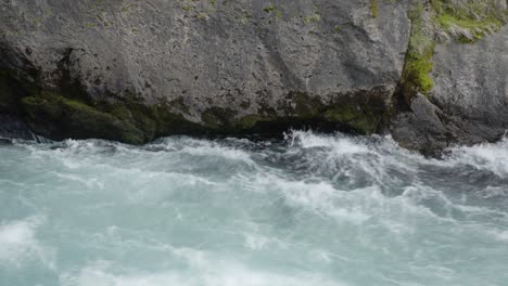 新西兰州塔波 (taupo) 的胡卡瀑布 (huka falls) 的岩石上流过汹涌的水的近距离拍摄