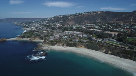 Cinematic-aerial-shot-of-beautiful-Laguna-Beach,-California-in-the-midday-sunshine