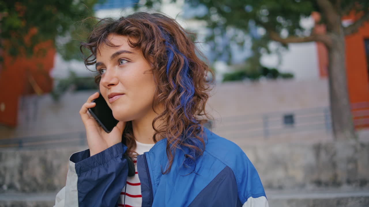 hermosa adolescente hablando por teléfono móvil en el distrito urbano de cerca. chica llamando