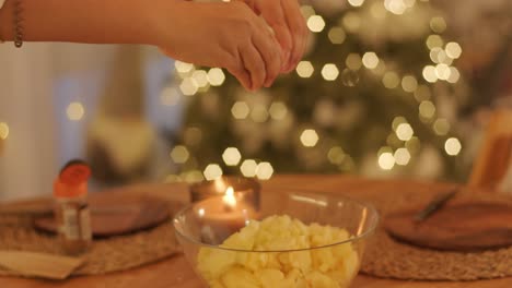 madre e hija preparándose para la celebración de navidad