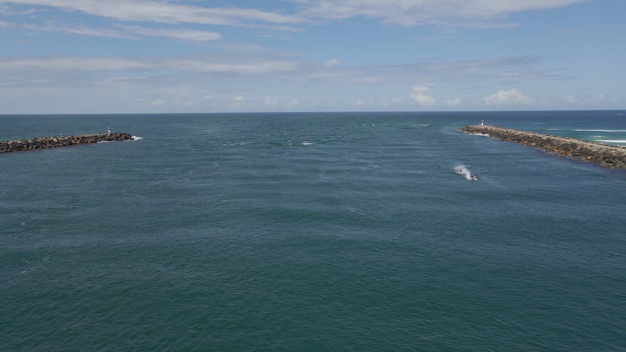 la desembocadura del río nerang se encuentra con el mar de coral - la costa dorada de spit en queensland, australia