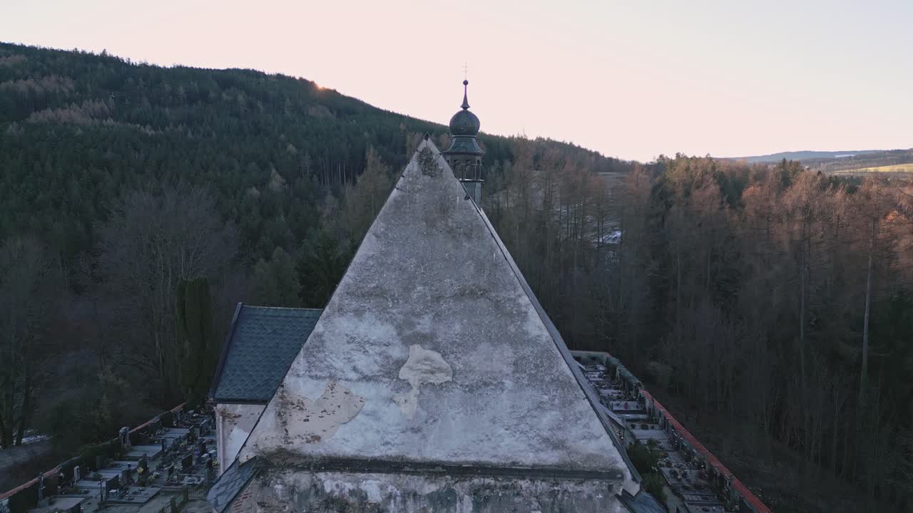 una vista aérea desde la parte de atrás de una cámara voladora revela el rostro aterrador de una niña en el yeso de una iglesia gótica en velhartice