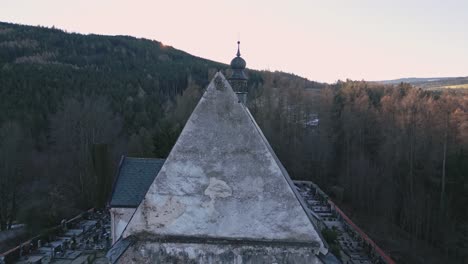 Eine-Luftaufnahme-Von-Der-Rückseite-Einer-Fliegenden-Kamera-Zeigt-Das-Schreckliche-Gesicht-Eines-Mädchens-Auf-Dem-Putz-Einer-Gotischen-Kirche-In-Velhartice