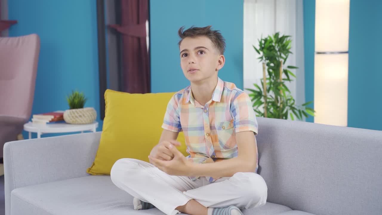 생각하면서 떠오르는 아이디어를 승인하는 소년.