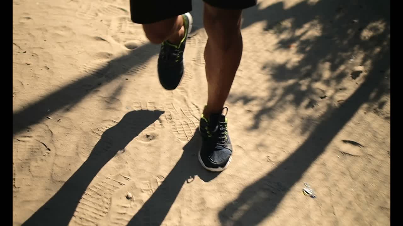 Pelari pria Afrika-Amerika jogging di dekat pantai 4K