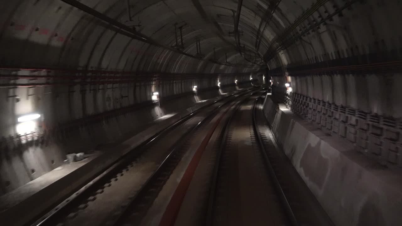 moviéndose a través de un túnel subterráneo de transporte público