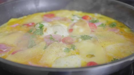tortilla con queso y verduras horneadas en una sartén