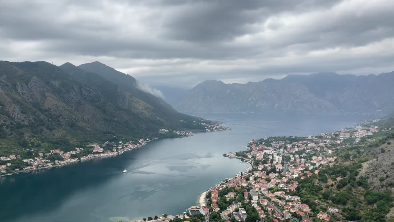 Karadağ'daki Kotor Körfezi ve dağlarının güzel havadan manzarası.