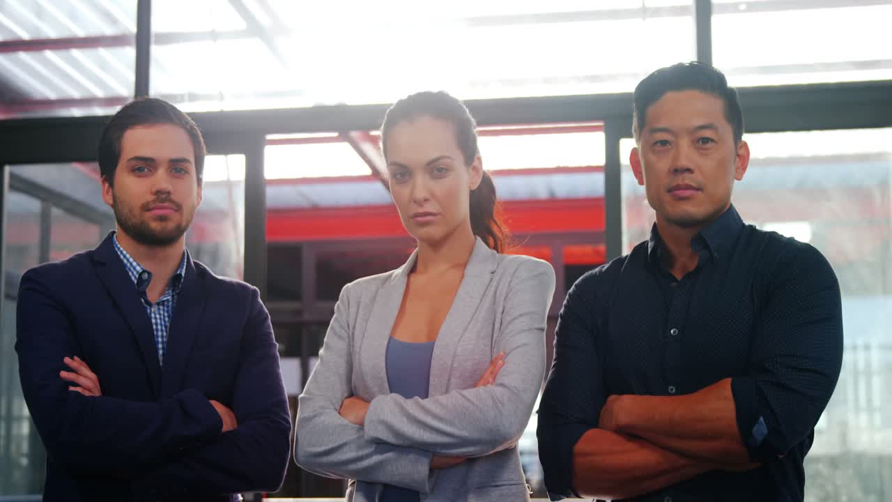 자신감 있는 비즈니스 임원 들 이 사무실 에 서 있는 것