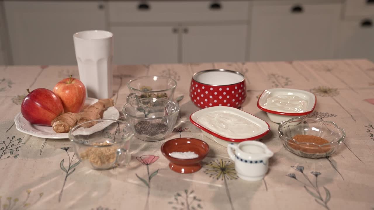 Video che mostra ingredienti disposti su un tavolo da cucina per preparare un dolce fatto in casa. Allestimento pulito per la preparazione del cibo, concetto di pasticceria, cucina casalinga e atmosfera di vita accogliente.