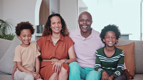 hogar, risa y feliz familia africana amor
