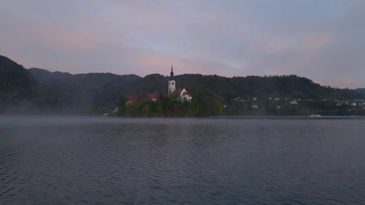 Veduta aerea del Lago di Bled nella soffice nebbia mattutina con le montagne, Bled, Slovenia