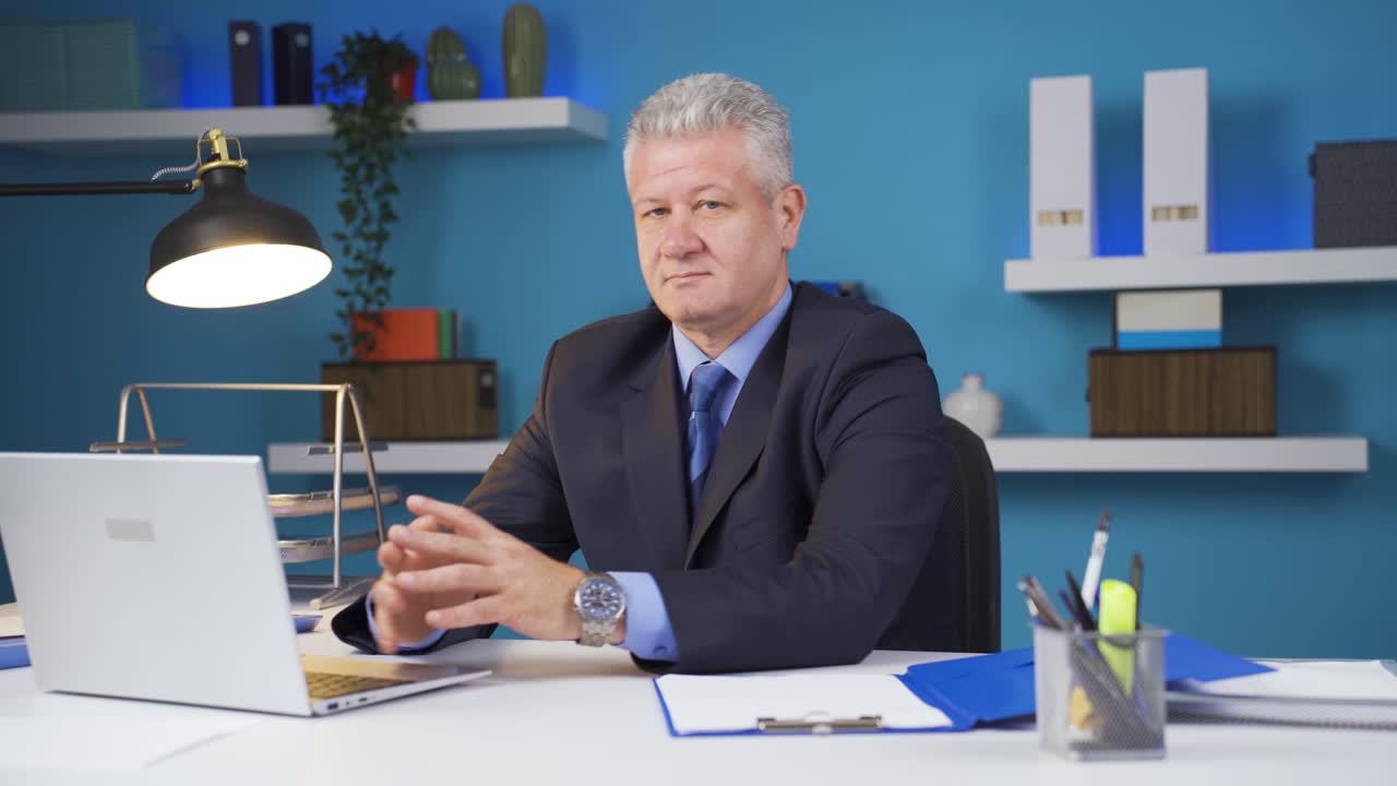 un hombre de negocios feliz.