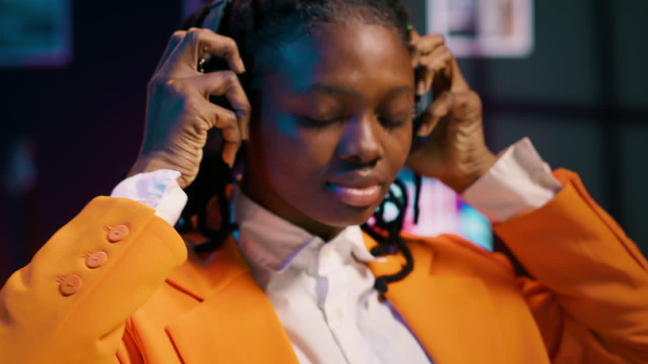 대학생이 온라인 웨비너 수업에 대한 강의를 하는 교사를 듣고 있습니다.