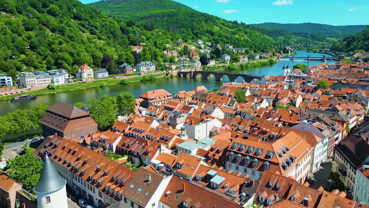 Video aereo con drone 4K di case storiche, chiese e un castello lungo il fiume Neckar a Heidelberg, Germania.