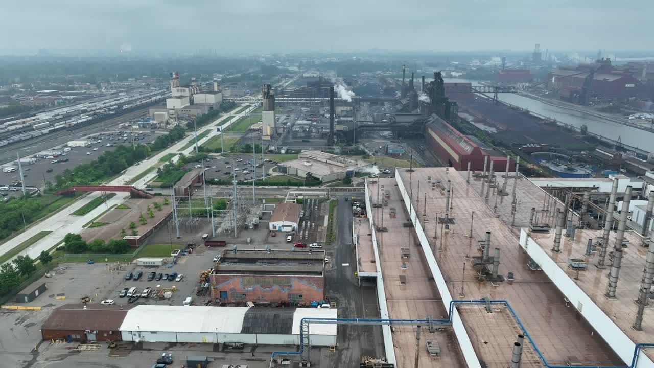fábrica de automóviles que crea cantidades masivas de contaminación y daños al medio ambiente