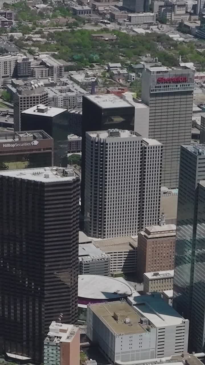 Vista del centro di Dallas dall'alto che mostra edifici e autostrade