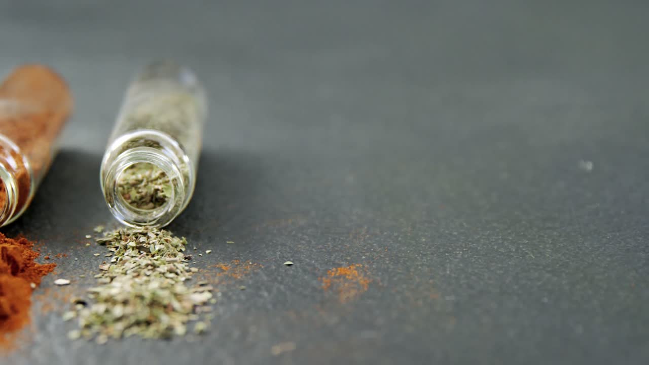 varias especias derramadas de la jarra 4k