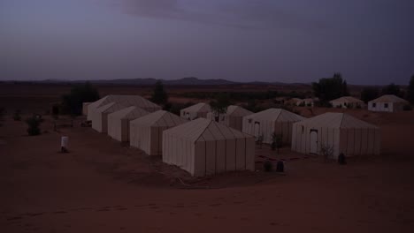La-Vista-Del-Campamento-Del-Desierto-Desde-Las-Dunas-En-Marruecos,-Merzouga,-áfrica