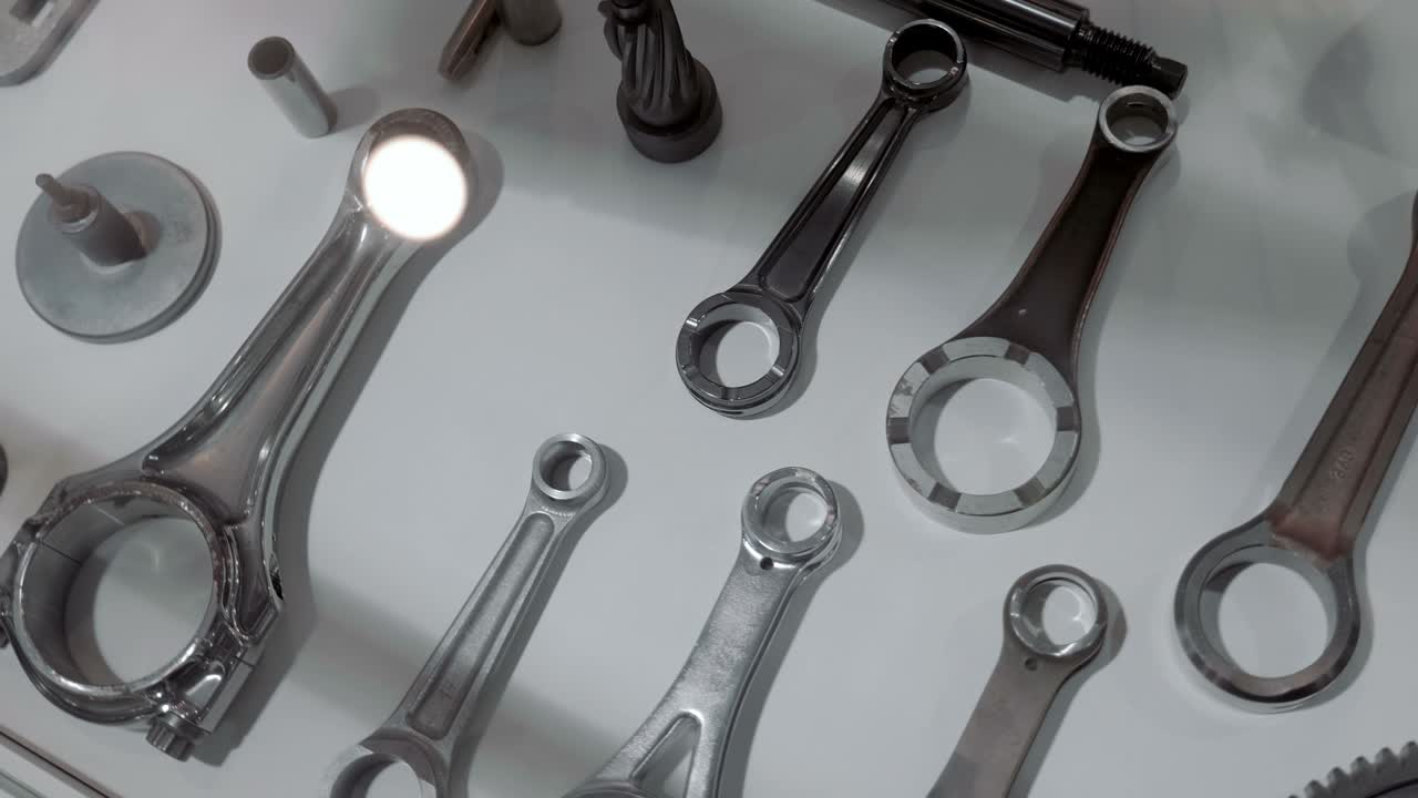 다른 엔진에 대한 새로운 연결 막대기가 창문에 에 놓여 있습니다.