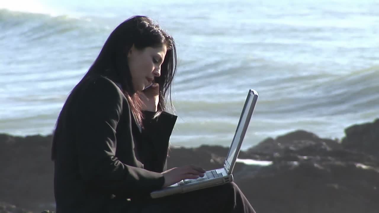 mujer de negocios que trabaja al aire libre