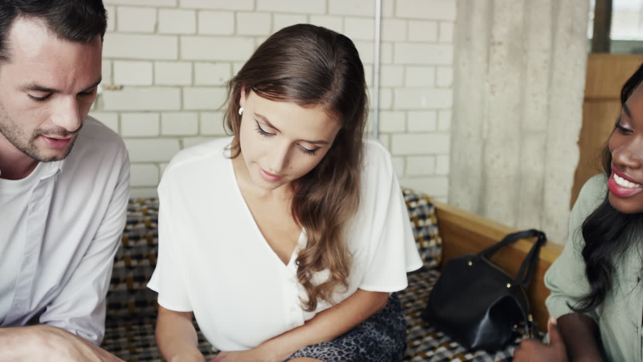 reunión de negocios en un café utilizando el concepto de datos de la red social de tableta digital