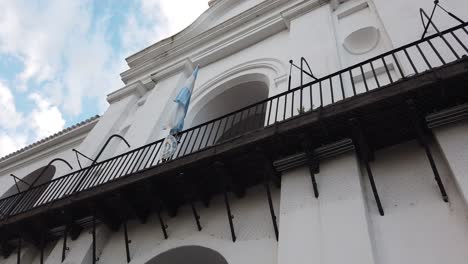 vista de cerca en los balcones bandera argentina y edificio colonial el cabildo cielo puesta de sol fondo punto de referencia de la ciudad capital de buenos aires