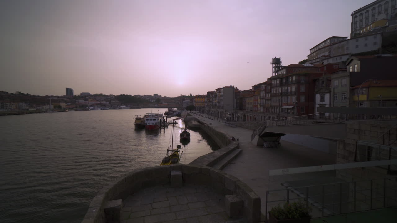 - 포르투갈 - 2020년 3월 18일: 코로나 바이러스 - 코로나19 팬데과 봉쇄 격리 기간 동안 유네스코 세계 유산 강변과 주변 지역