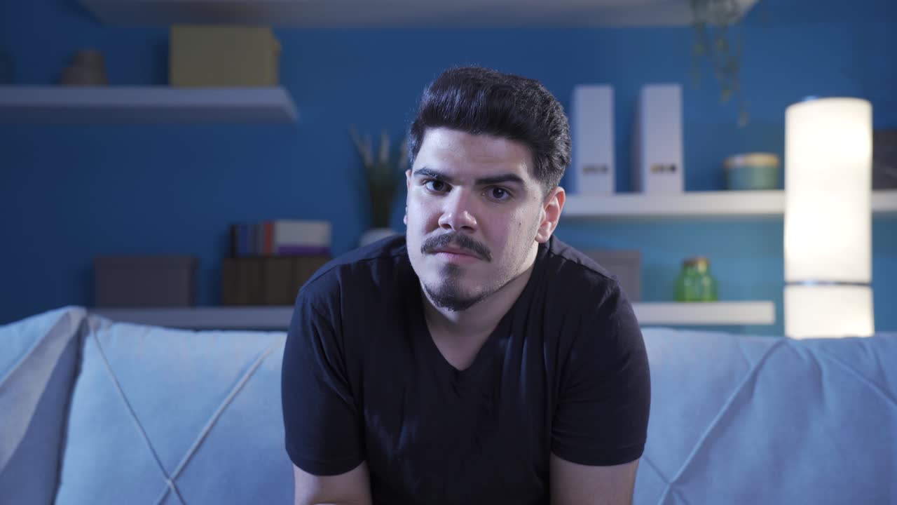 un hombre con una enfermedad mental mira a la cámara.