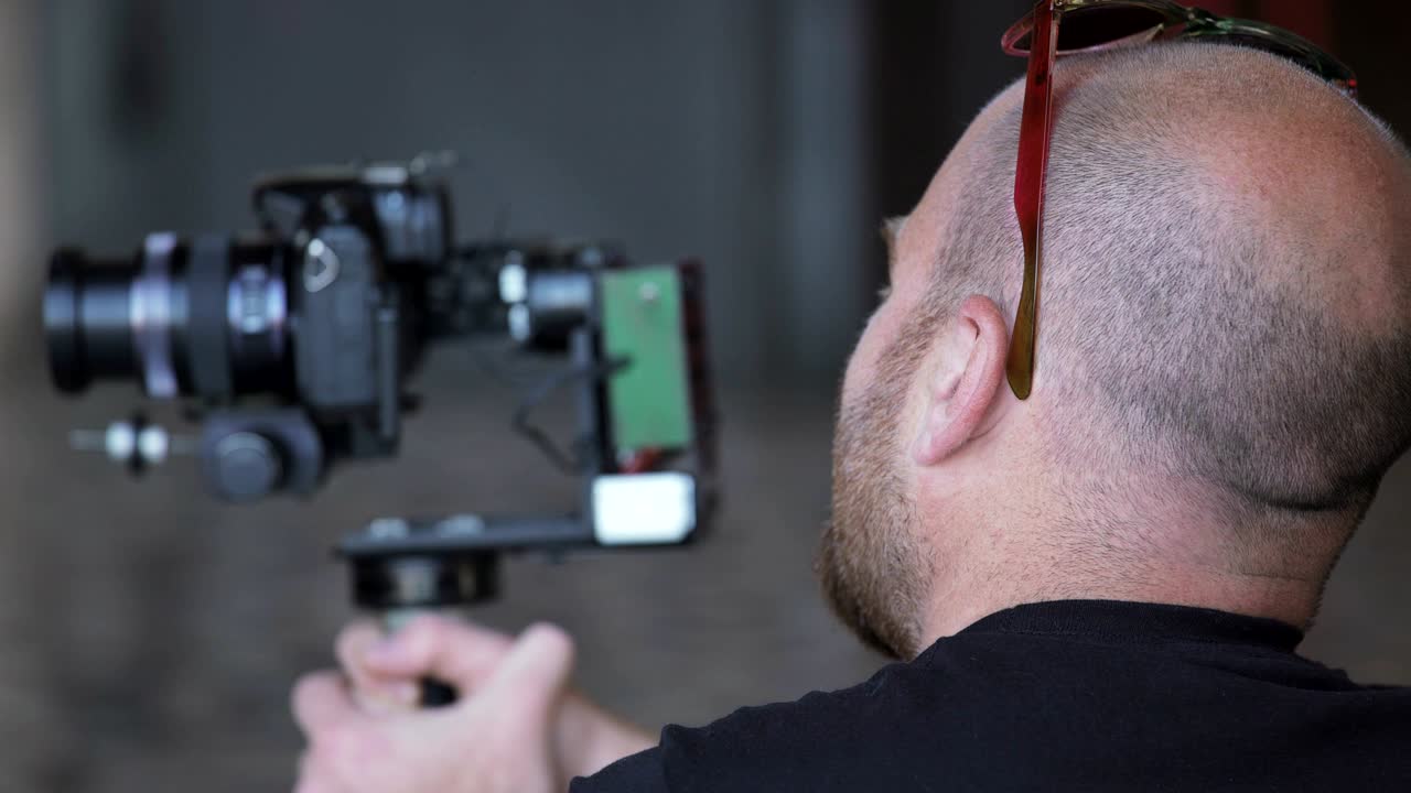 스테이디 카메라로 촬영하는 비디오 오퍼레이터에 초점을 맞추십시오.