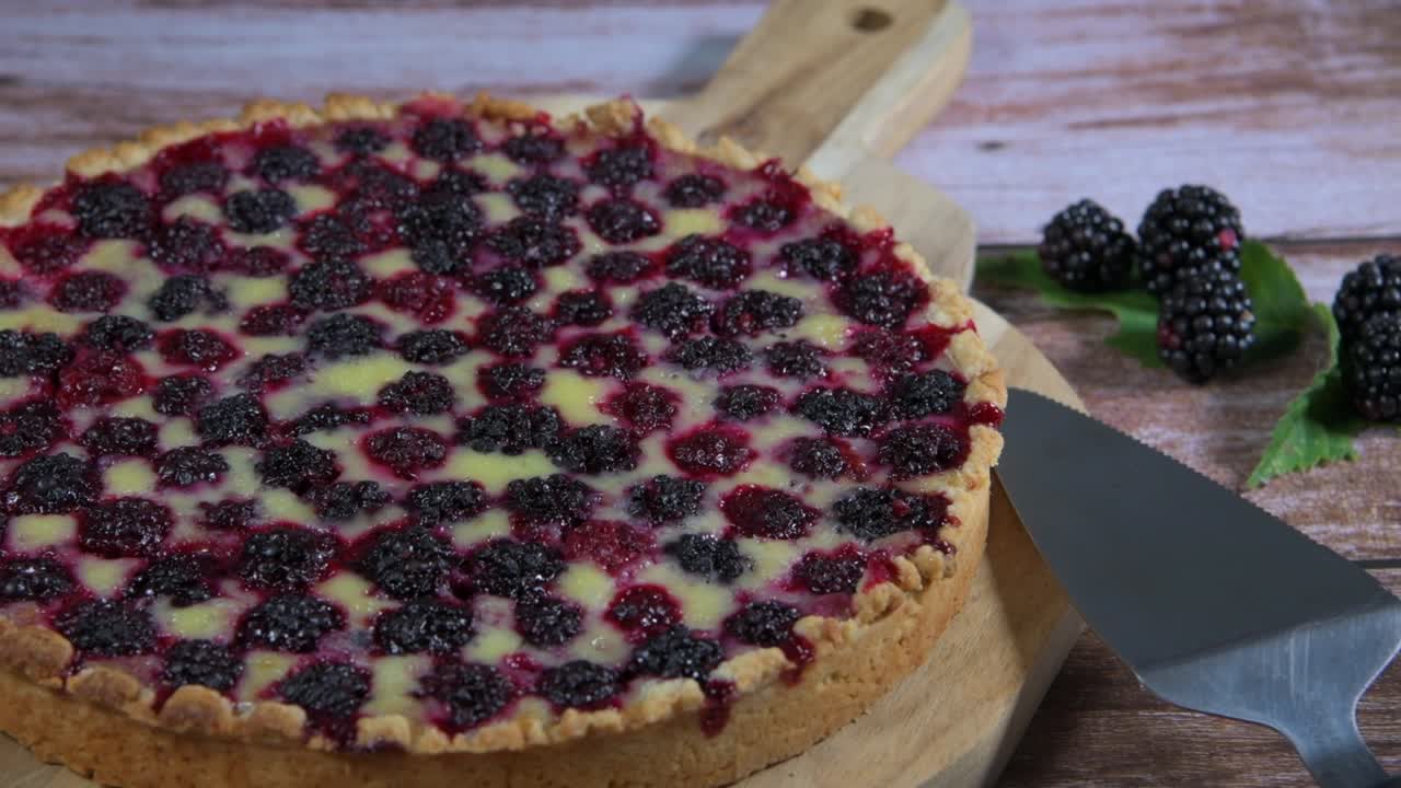 un primer plano de pastel casero con moras.