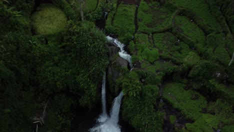 La-Cascada-De-Twin-Arum-Con-Un-Disparo-Aéreo-De-Un-Dron-Descendiendo-Hasta-La-Piscina-De-Abajo-Con-Un-Pintoresco-Paisaje-De-Vegetación