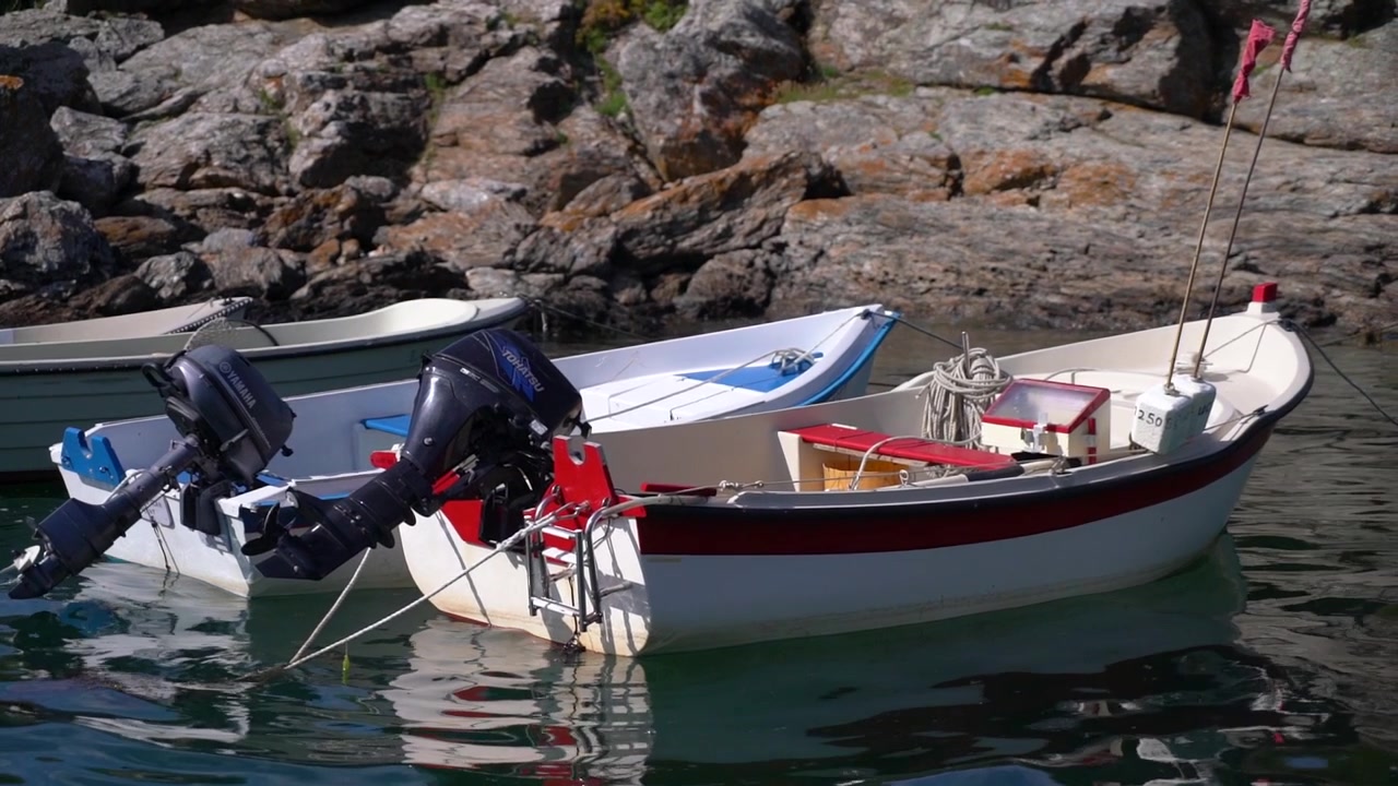 Due piccole barche da pesca in Bretagna, Francia