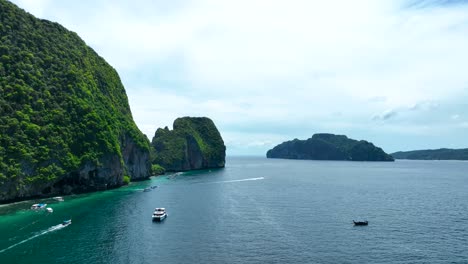 Clip-Aéreo-De-Rocas-En-La-Isla-Phi-Phi-Tailandia