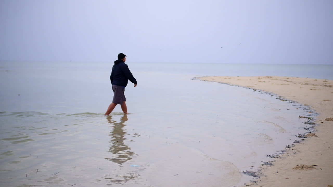 manjuyod sandbar, dumaguete, 필리핀으로 걸어가는 남자