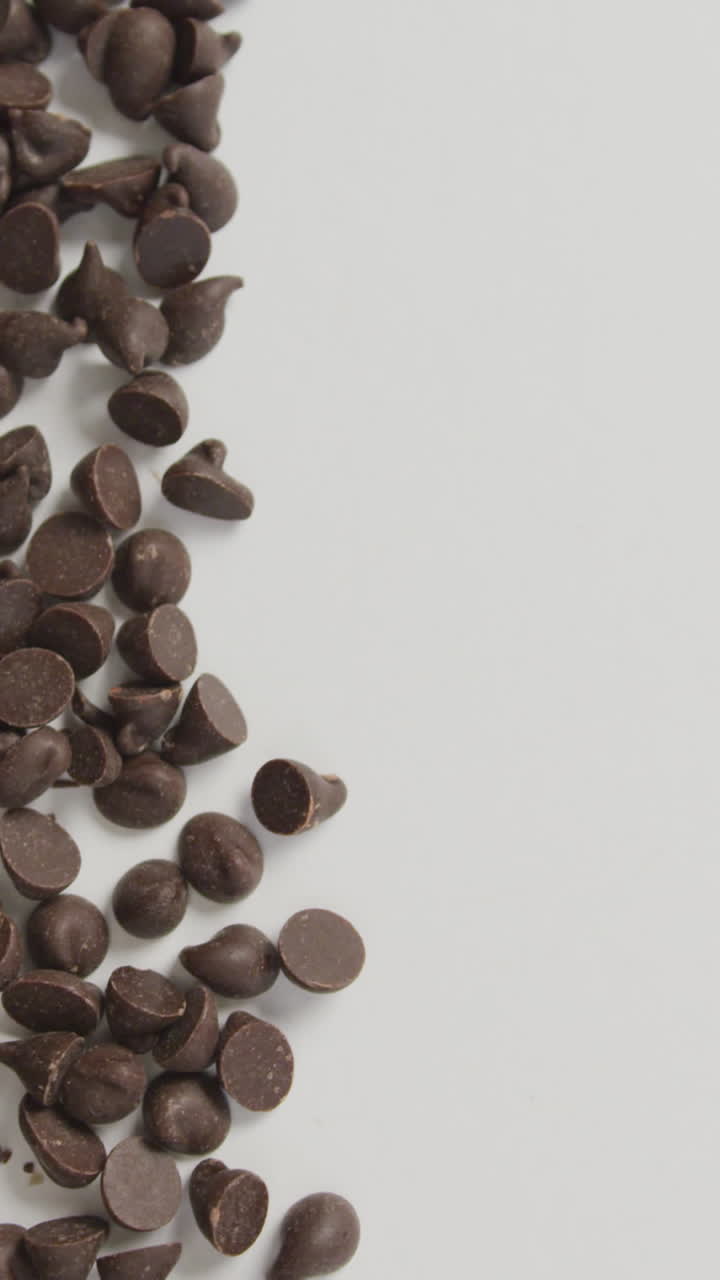 video de un primer plano de varios trozos de chocolate con espacio de copia sobre un fondo blanco