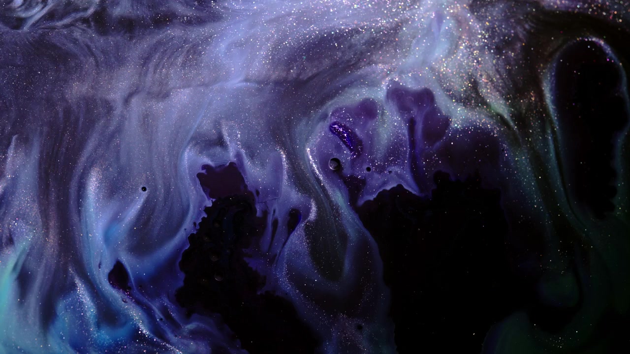 Turbinii di colore inchiostrato si muovono e si piegano mentre un denso campo di granelli di pigmento luminoso brilla sull'inquadratura, ideale come sfondo onirico per VJ o titoli
