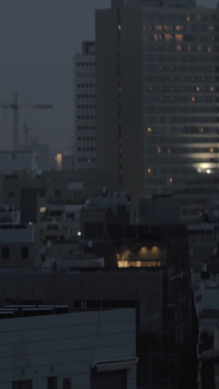 Vista vespertina de Tel Aviv con casas y grúas, Israel