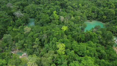 exuberante vista aérea de las cascadas roberto barrios mostrando cascadas en cascada en la selva, estática