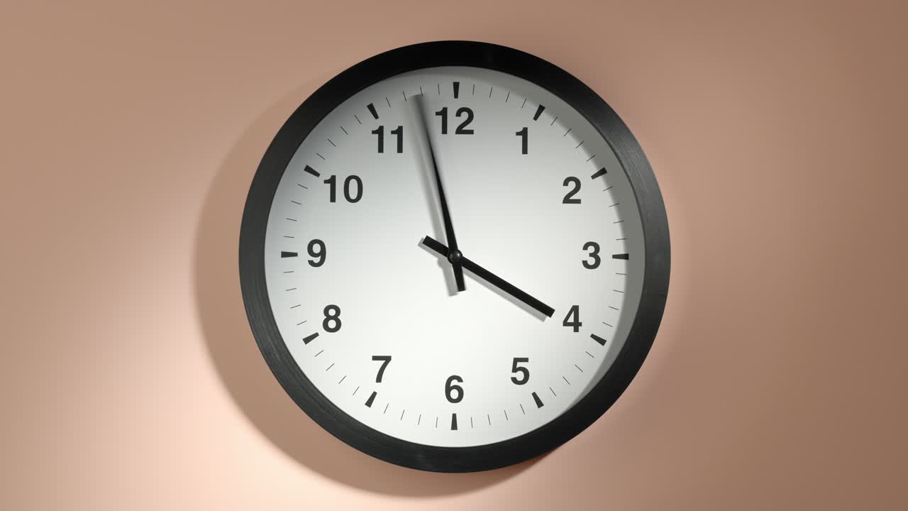 reloj en la pared de color beige crema en el lapso de tiempo