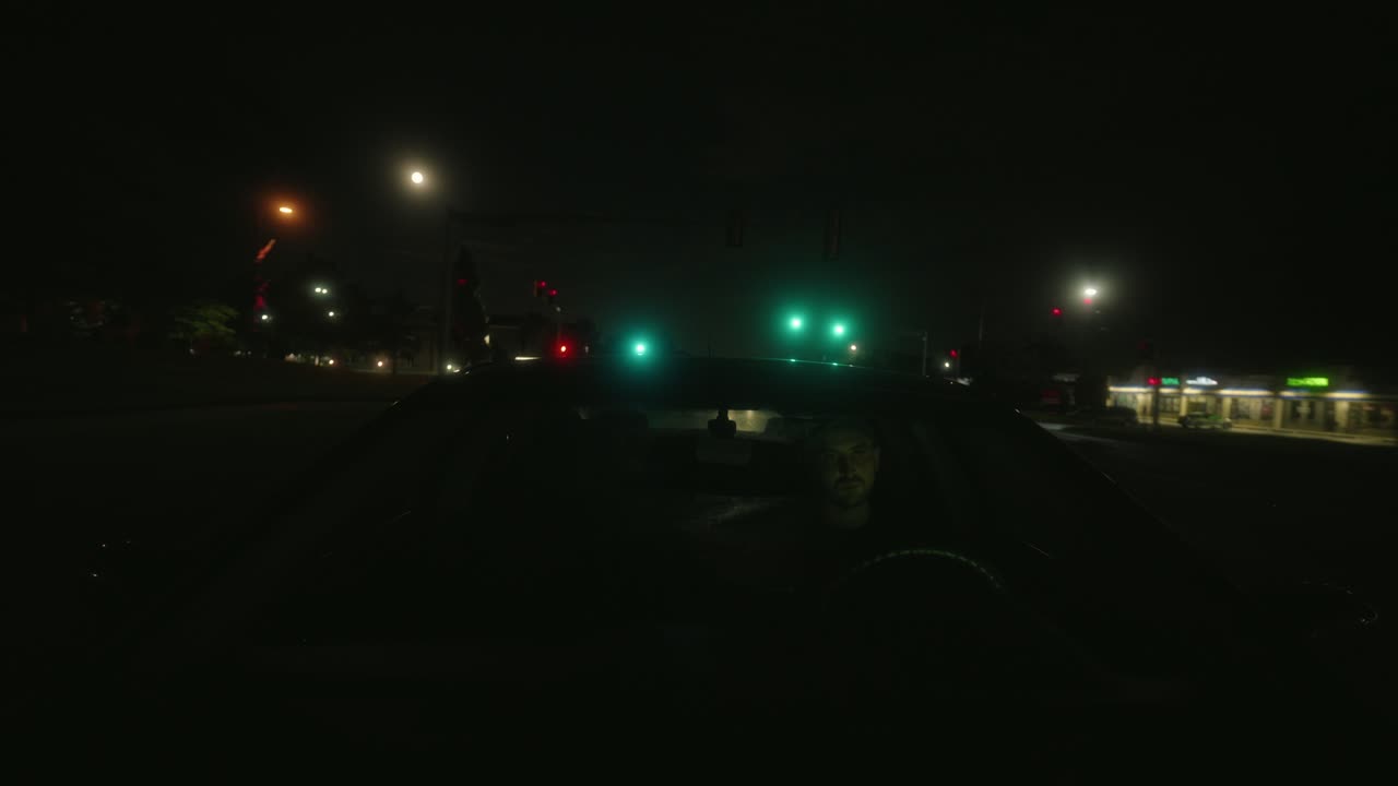 опасный белый мужчина-убийца ездит ночью и убегает по очереди.