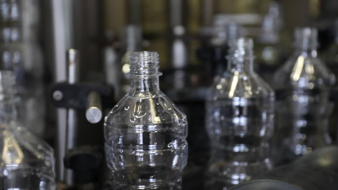 fabricación de vinagre de alta tecnología con máquinas robóticas en la línea de embotellado en una fábrica ecológica