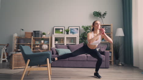 mujer haciendo estiramientos de piernas en casa